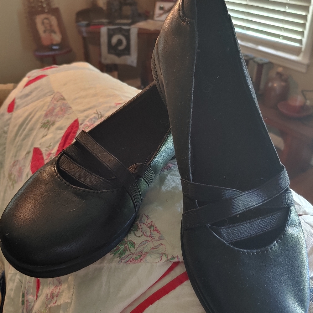 Women's dress shoes